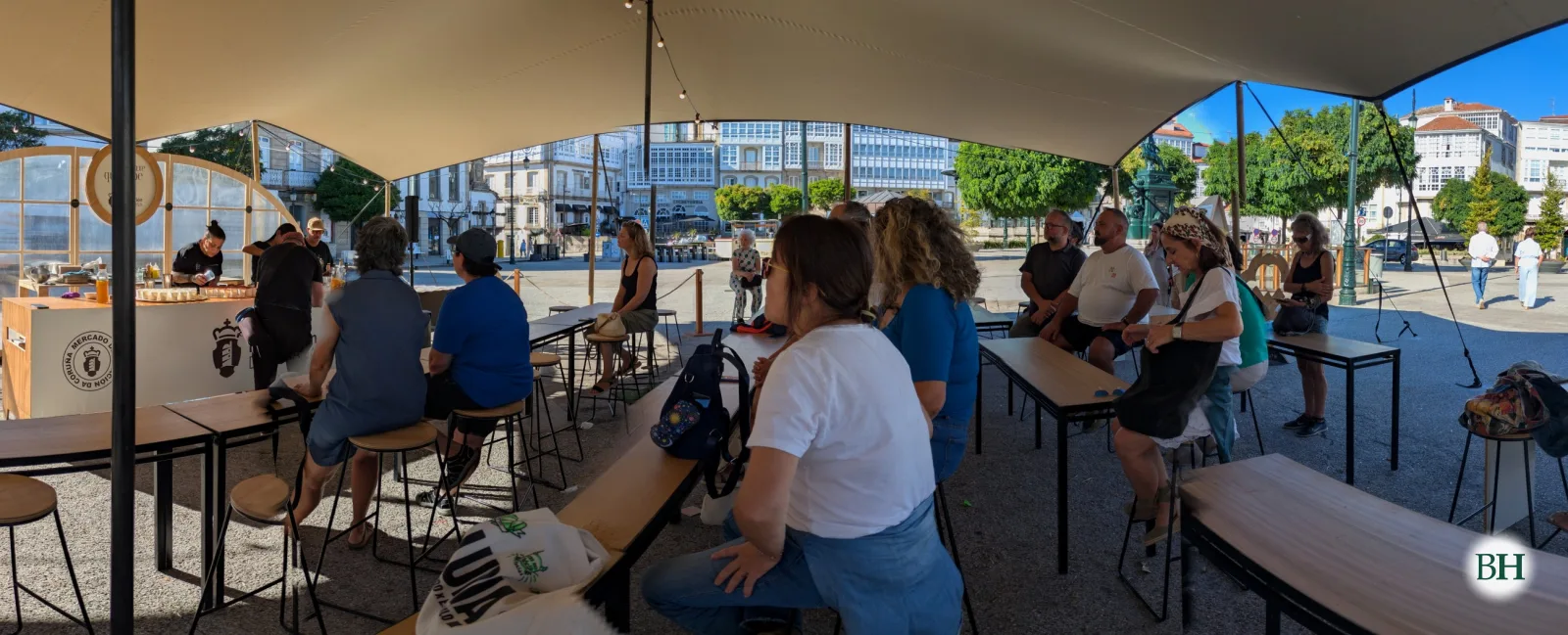 Público sentado nas mesas da carpa da Deputación da Coruña na praza Irmáns García Naveira durante a Festa do Lúpulo