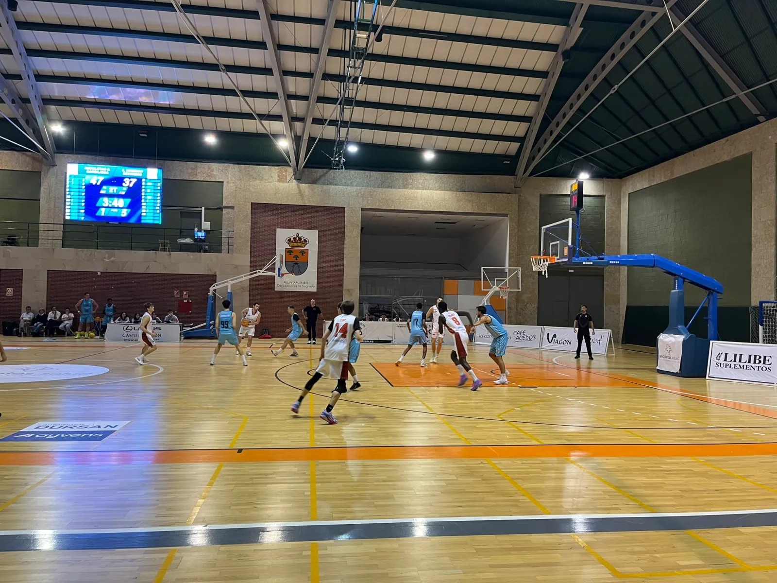 El Ineltrón Santo Domingo, de blanco, ataca ante la defensa del Recoletas Salud, de azul celeste, con el marcador en 47-37 en el segundo cuarto.