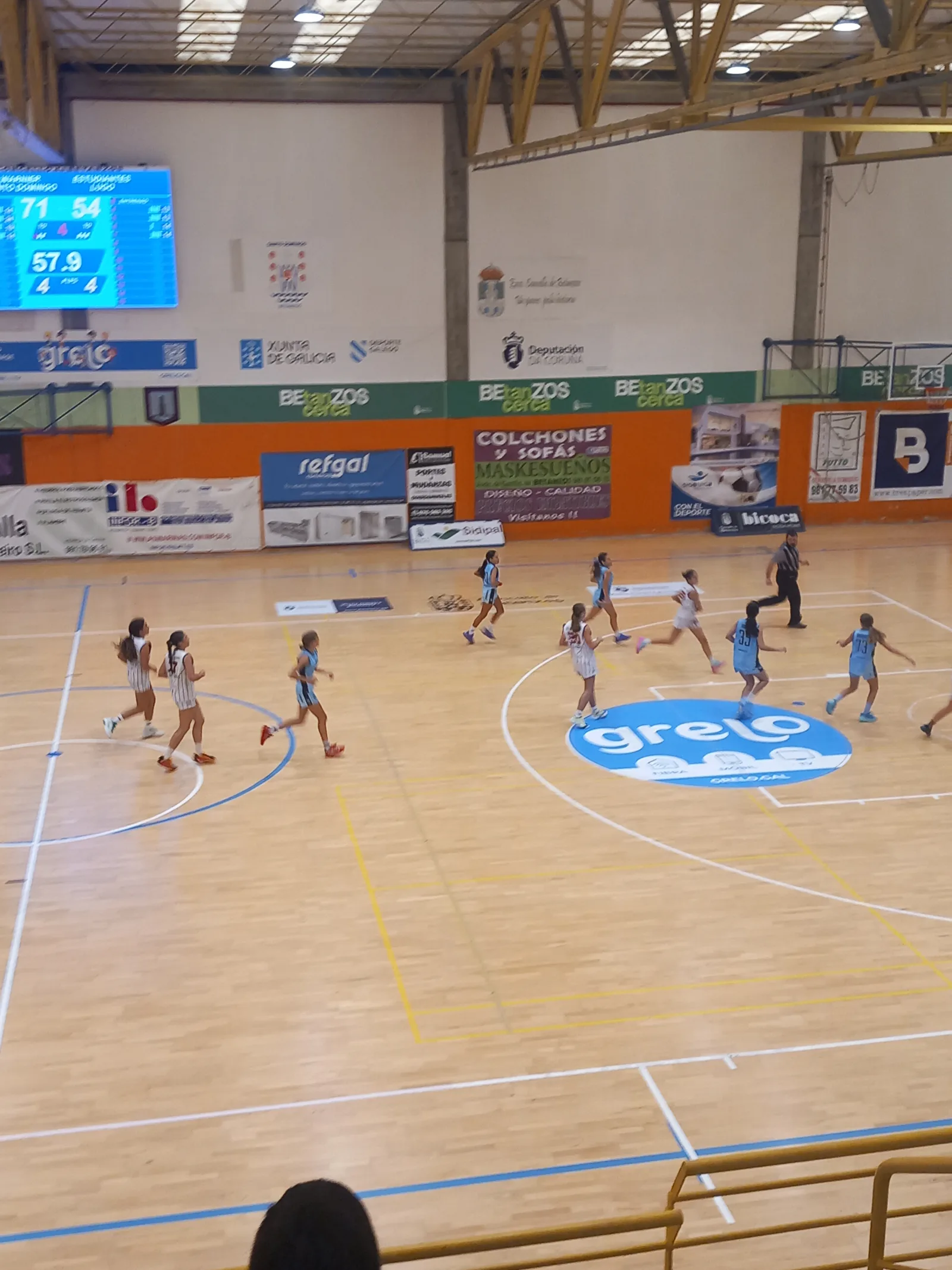 O marcador do pavillón no último cuarto: Warnier Santo Domingo 71, Estudiantes Lugo 54, co xogo en marcha na pista.