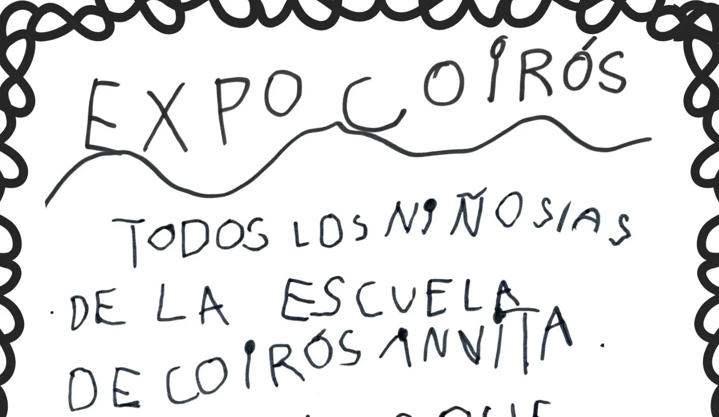 Parte superior del cartel de EXPO COIRÓS, escrito a mano en mayúsculas: «Todos los niños/as de la escuela de Coirós invita...», con una orla de bucles negros.